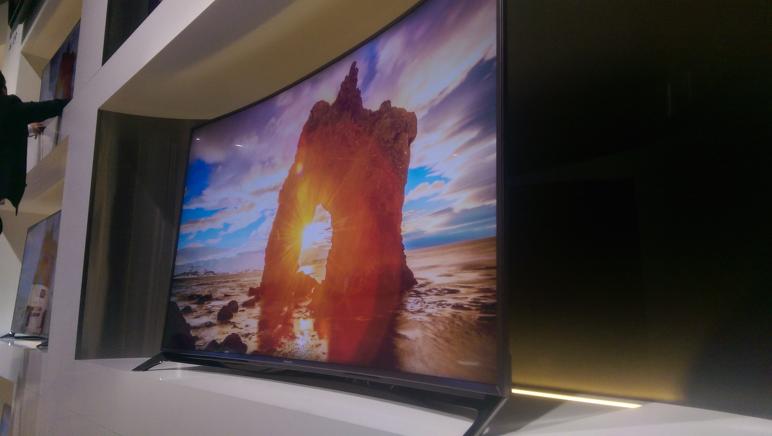 Panasonic mengungkapkan TV 4K melengkung pertama sebagai bagian dari lineup 2015