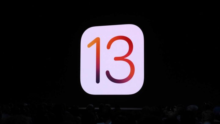Logo iOS 13 với nền đen