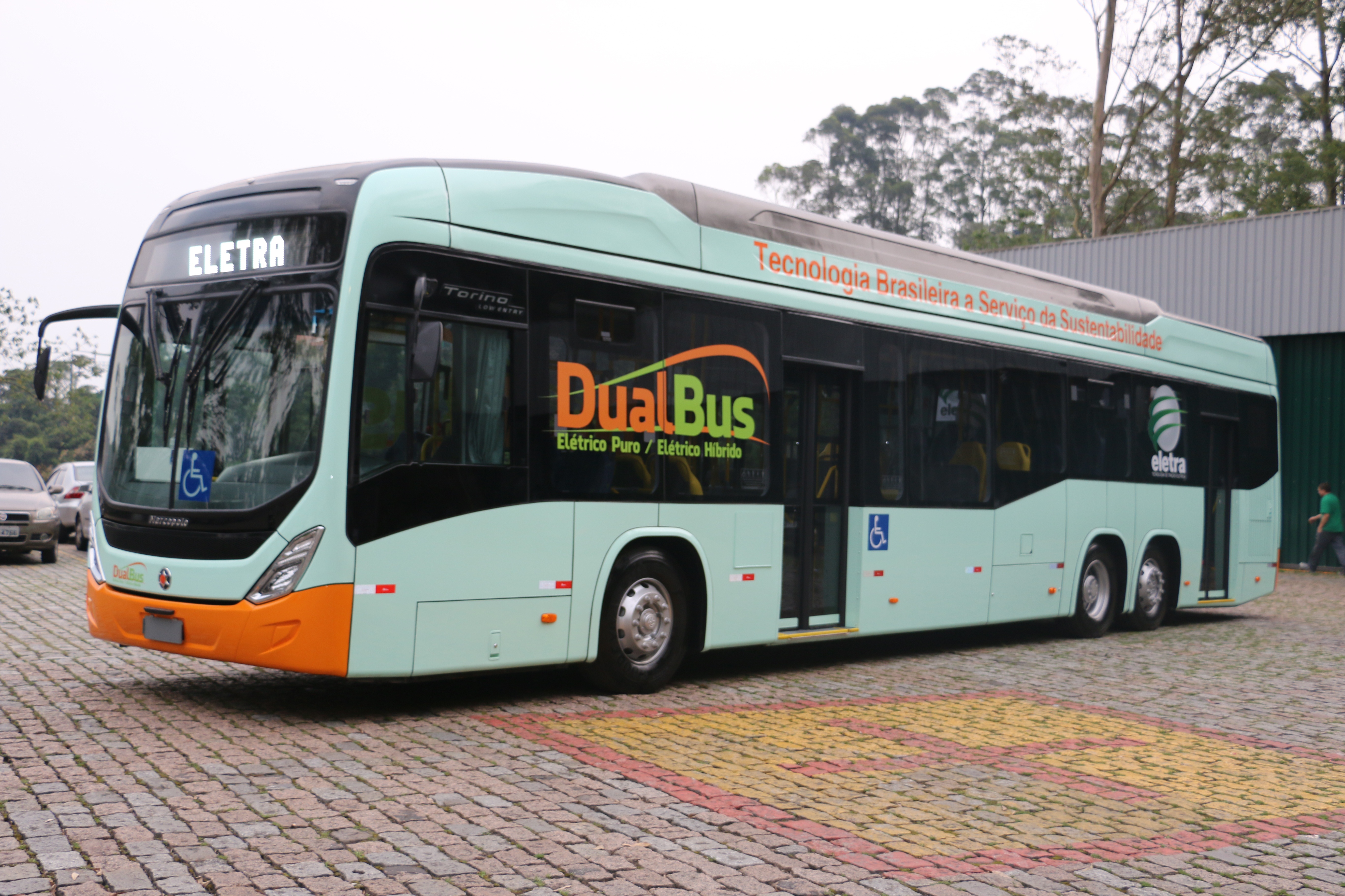 Perusahaan menghadirkan bus listrik dengan teknologi nasional 100%