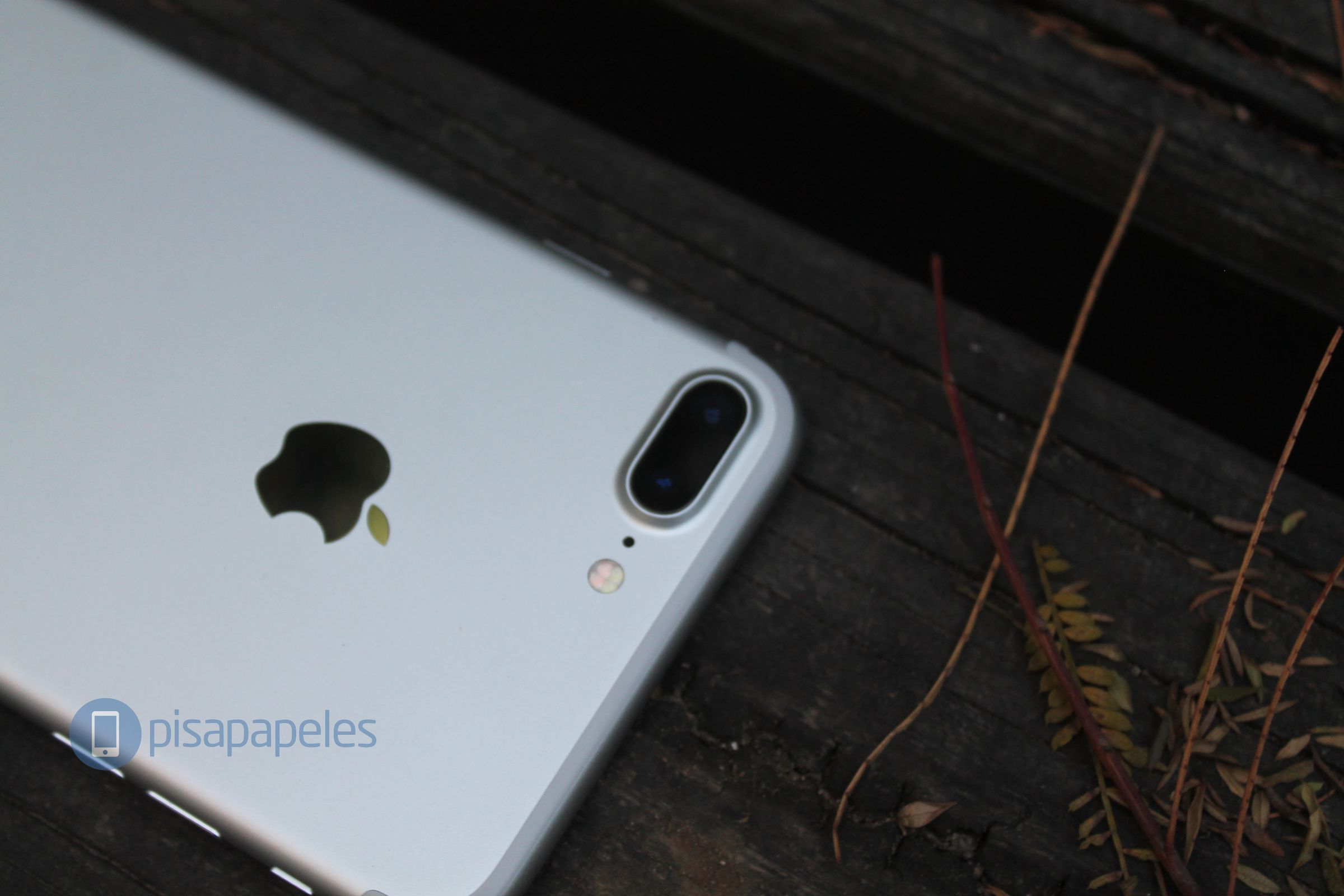 apple-iphone-7-plus-paperweight-net_45