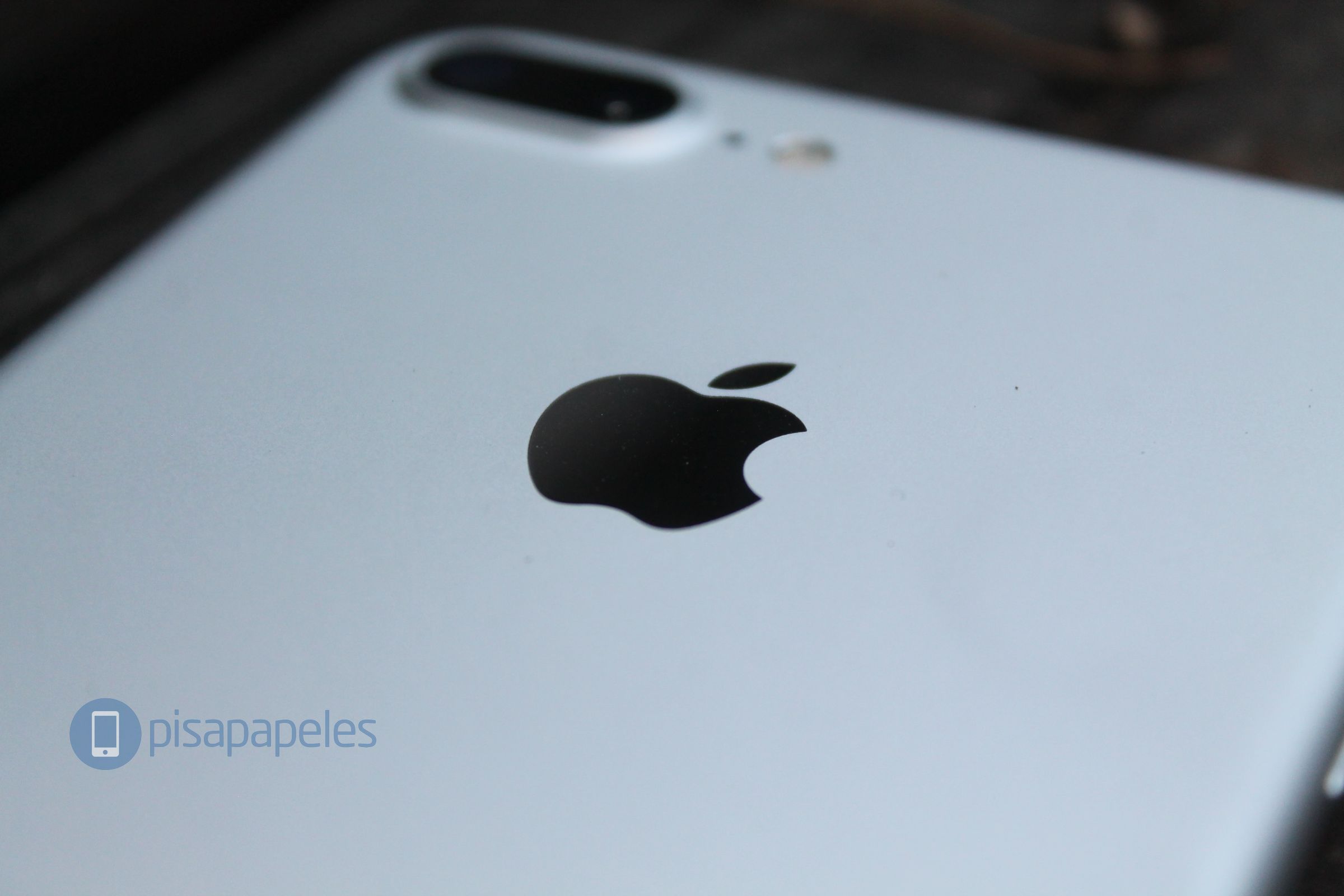apple-iphone-7-plus-paperweight-net_42