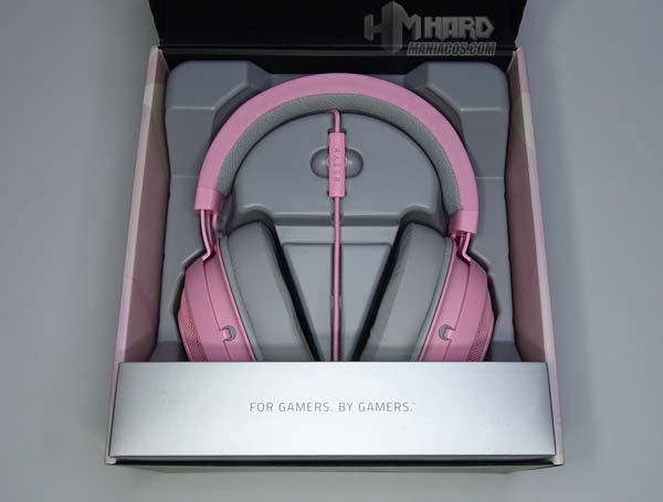 membuka kotak terbuka headphone Razer Quartz Pink