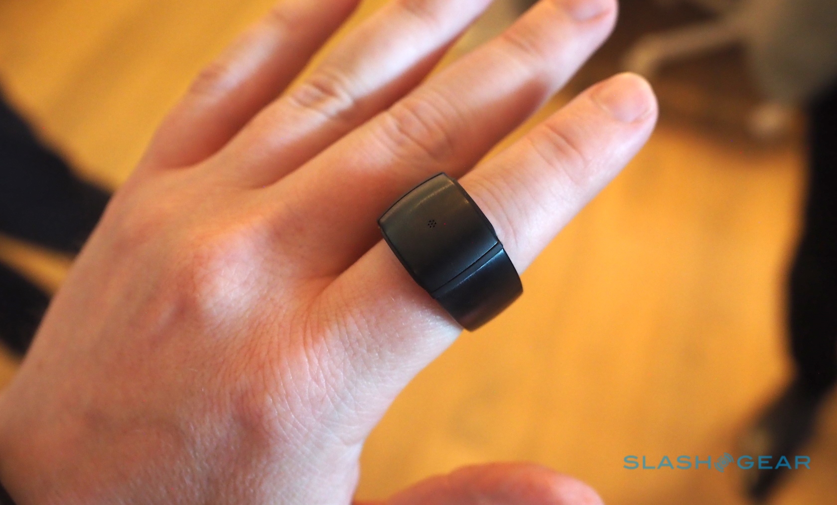 Amazon Echo Loop langsung: Alexa di ujung jari Anda (secara harfiah)