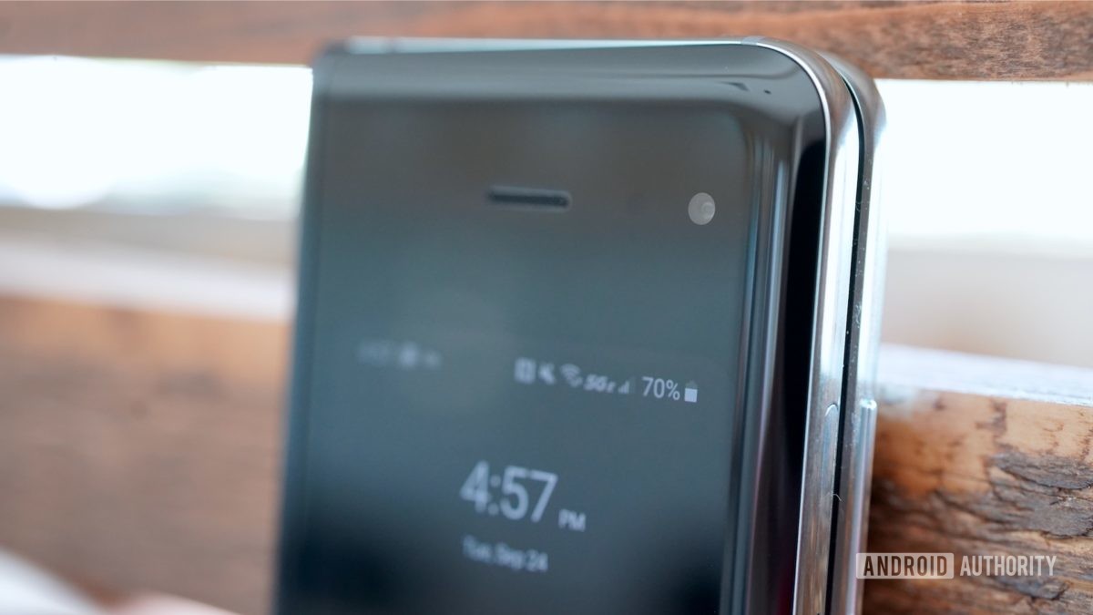 Samsung Galaxy Fold Ön kameranın yakın çekimini kontrol edin