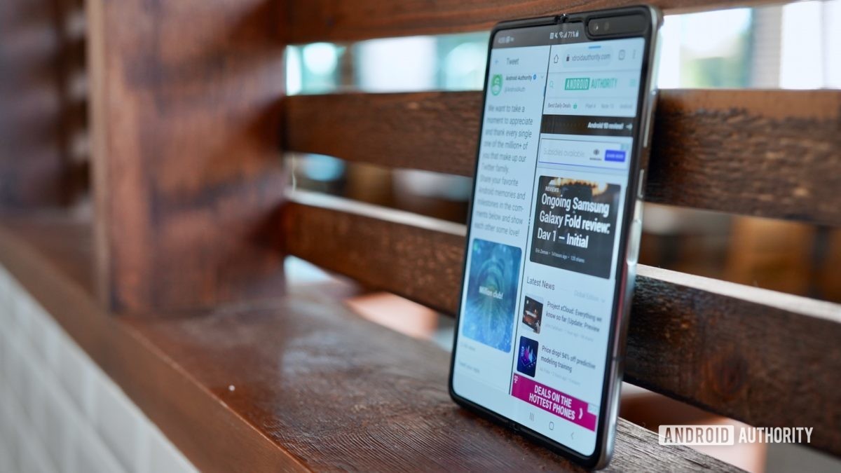 Samsung Galaxy Fold Tinjau terbuka dalam istirahat