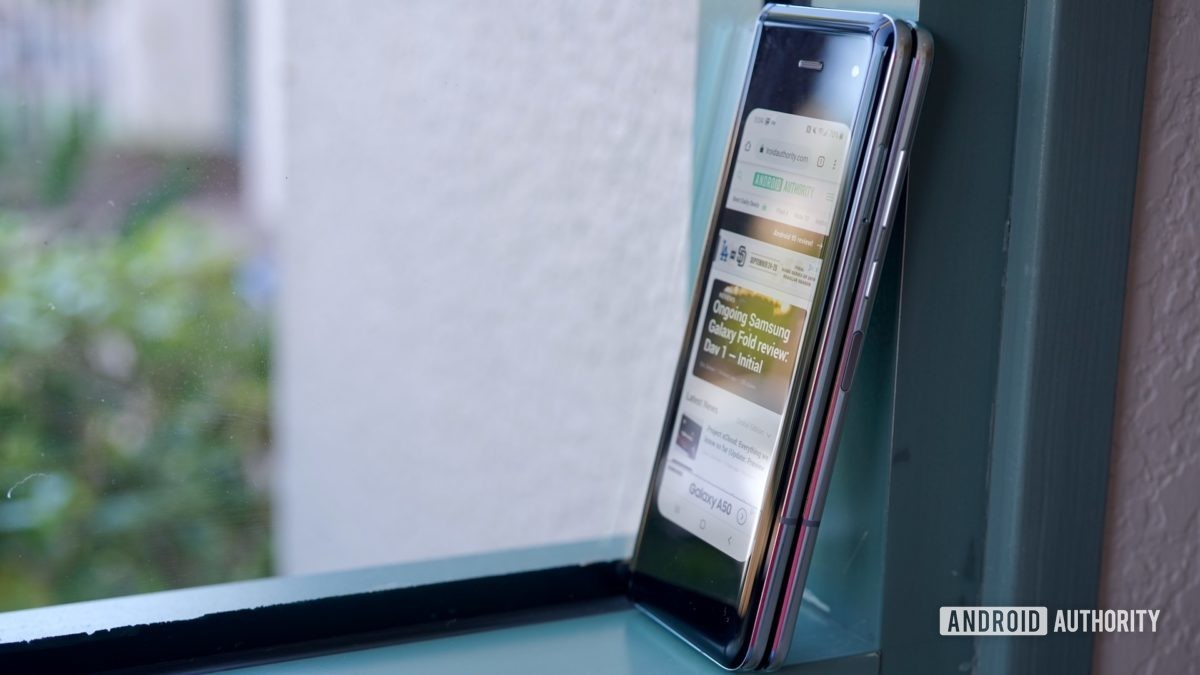 Samsung Galaxy Fold Periksa ambang jendela