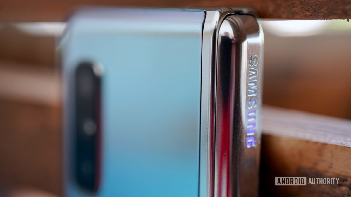 Samsung Galaxy Fold Omurganın logosunu kontrol edin "genişlik =" 1200 "yükseklik =" 675