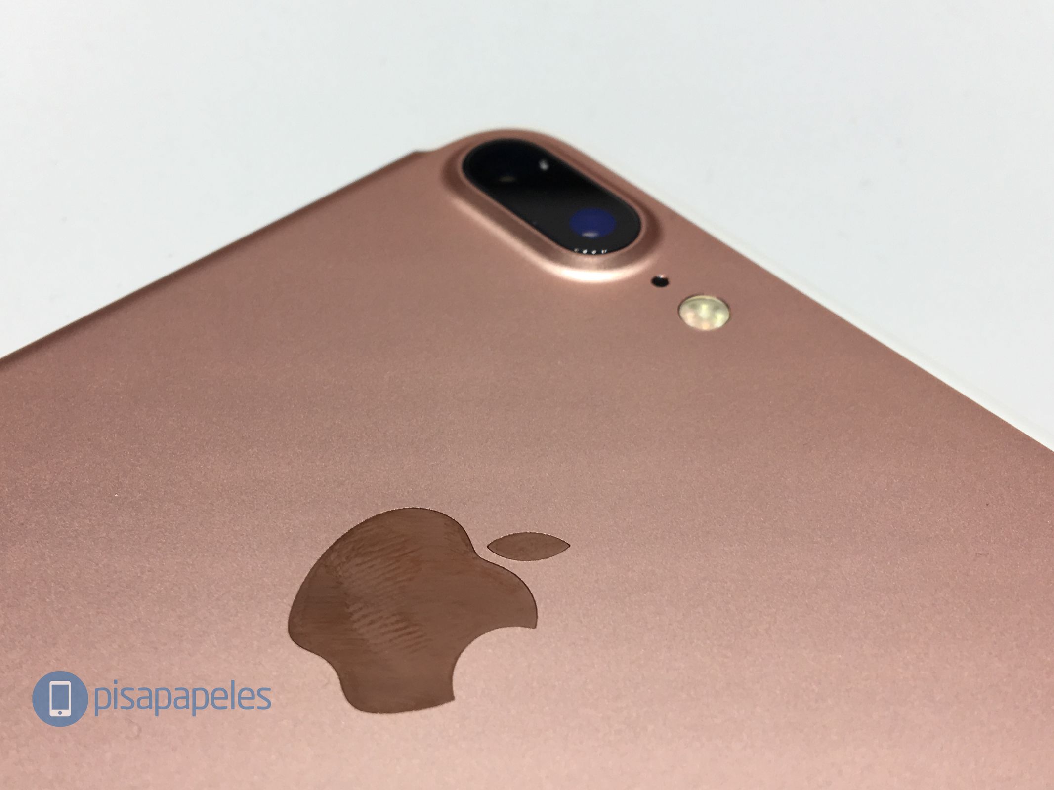 apple-iphone-7-plus-launch-paperweight-net_5