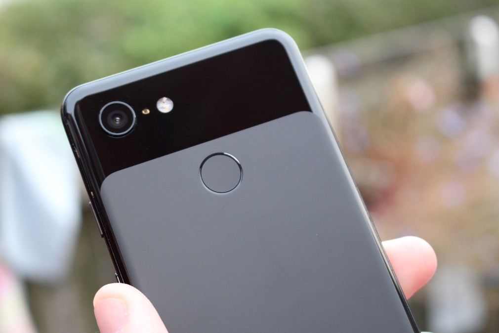 Cuplikan layar ulasan Google Pixel 3 - Bagian belakang ponsel