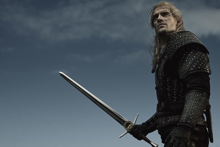 Geralt muncul kembali dalam gambar baru dari seri Netflix berdasarkan The Witcher, kali ini menggunakan pedang besinya