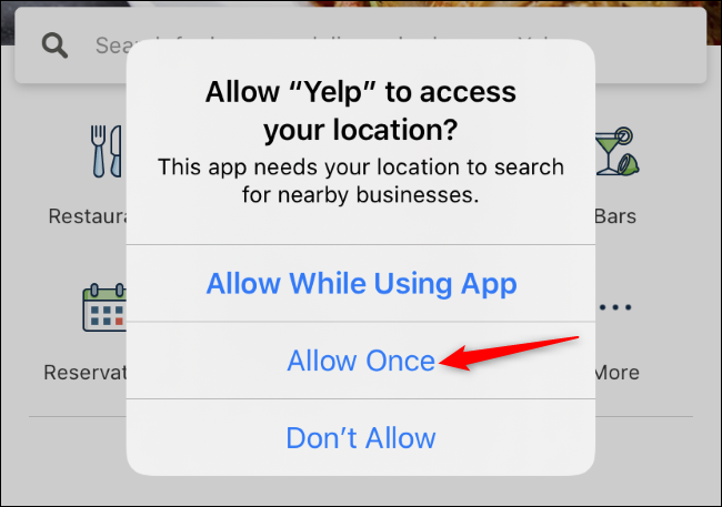 Opsi Allow Once untuk akses lokasi Yelp di iPhone.