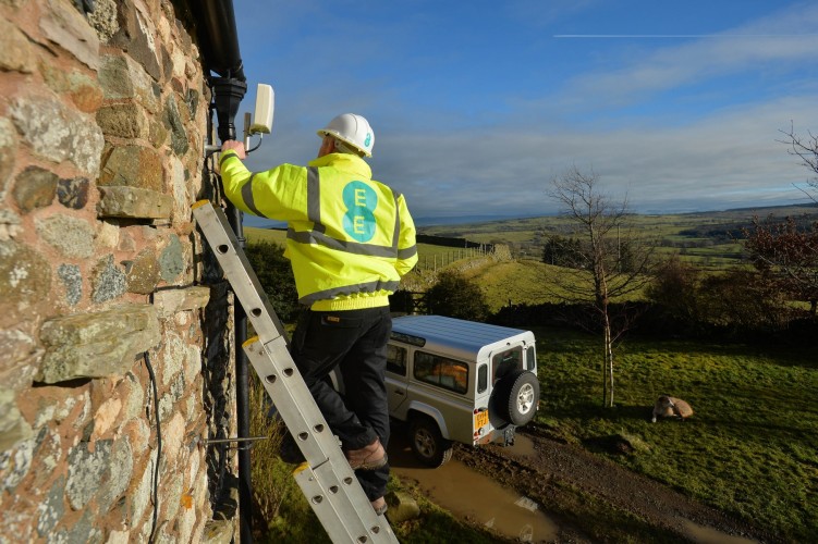 EE meluncurkan router mini 4G untuk perpipaan broadband ke wilayah pedesaan Inggris