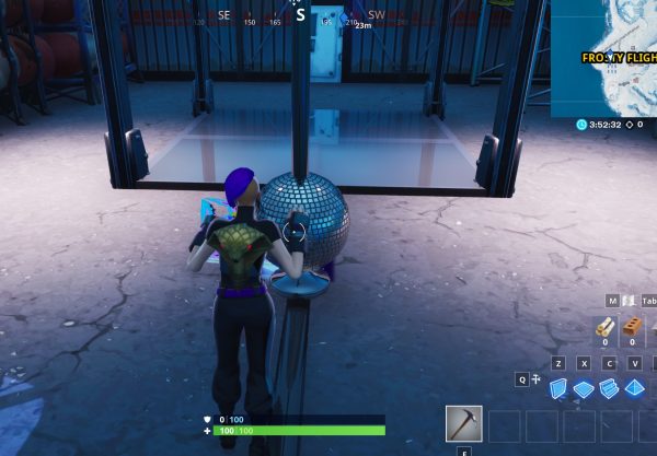Fortnite: menari dengan orang lain untuk mengangkat bola disko di hangar pesawat yang dingin 2