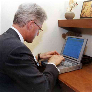 Presiden Bill Clinton mengirim email presiden pertama