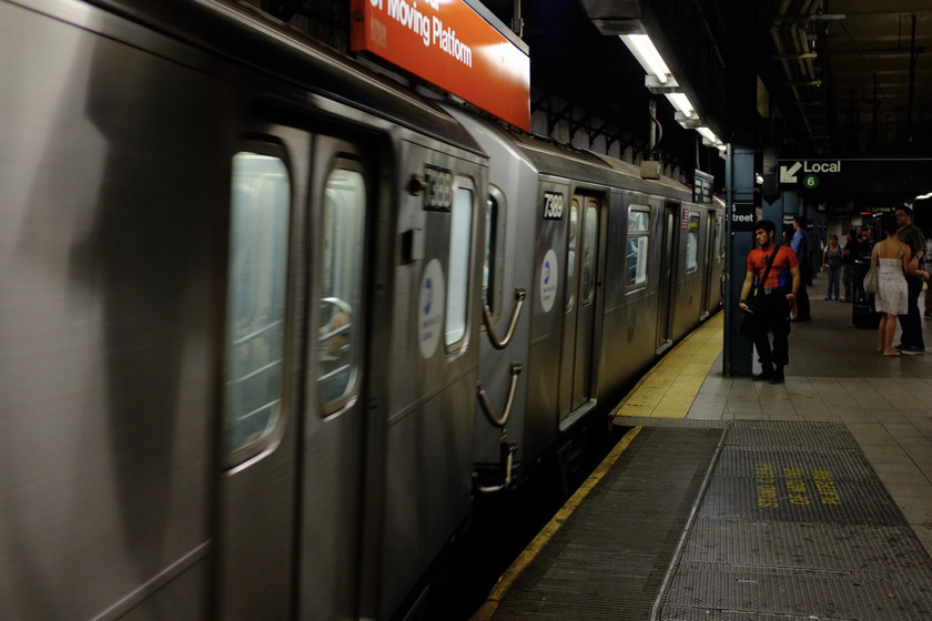 Orang-orang kehilangan begitu banyak AirPod di subway New York sehingga mereka berencana untuk meluncurkan pengumuman alamat publik