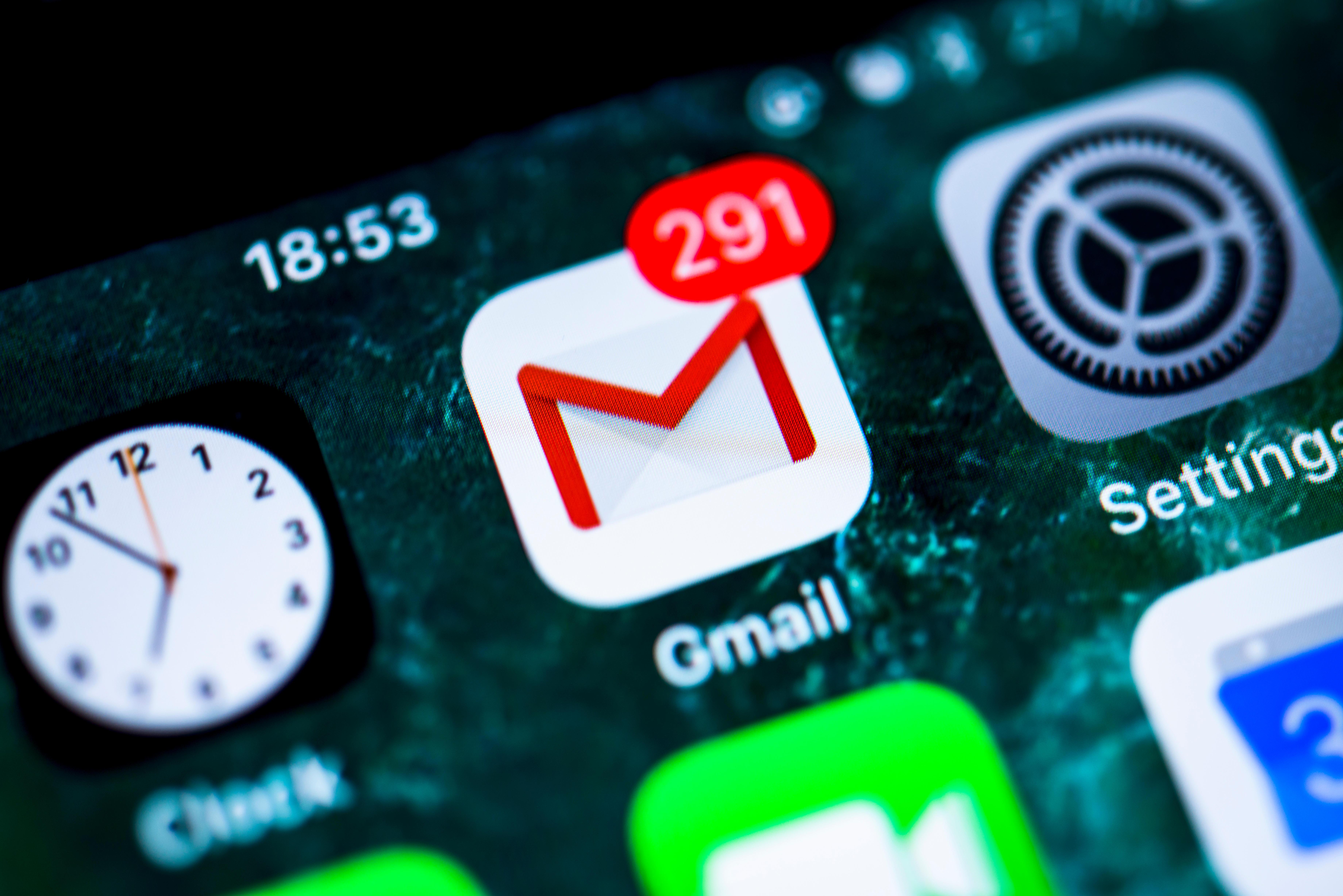  Kami telah menyiapkan beberapa kiat dan trik panas untuk penggemar Gmail