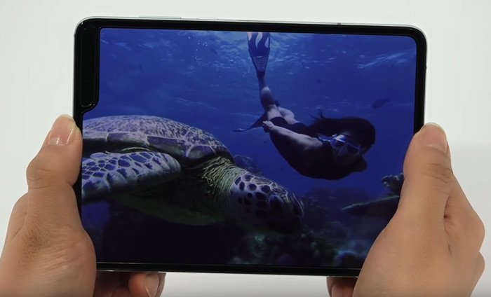 Samsung Galaxy Fold  tampilkan di video