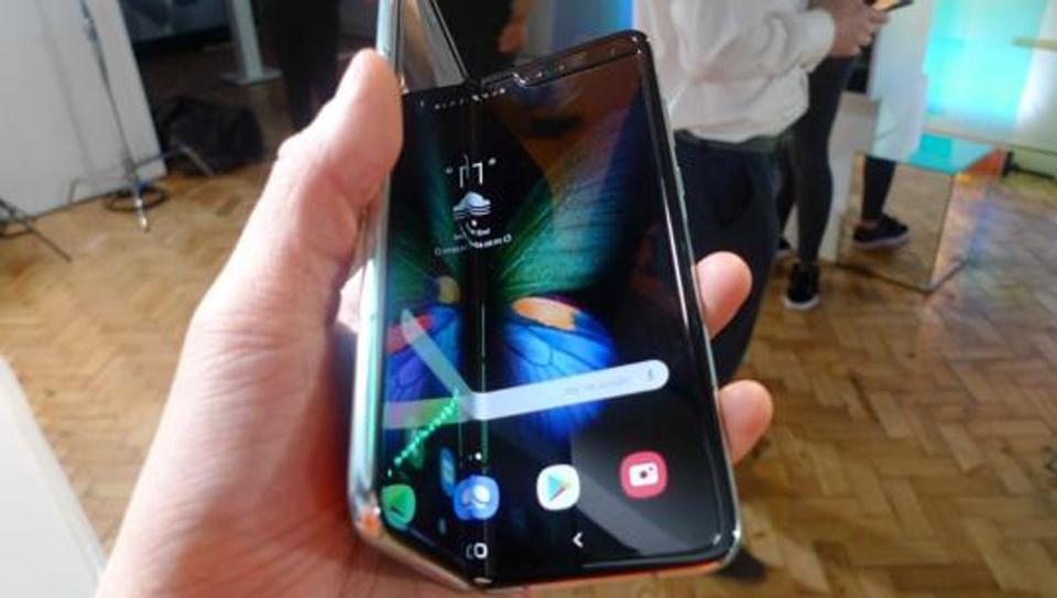 Samsung’s clamshell answer to foldable Moto RAZR 2019 leaks