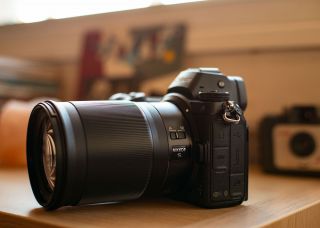 Nikon Z 85mm f / 1.8 S có vòng lấy nét rộng và công tắc thủ công tự động ở một bên