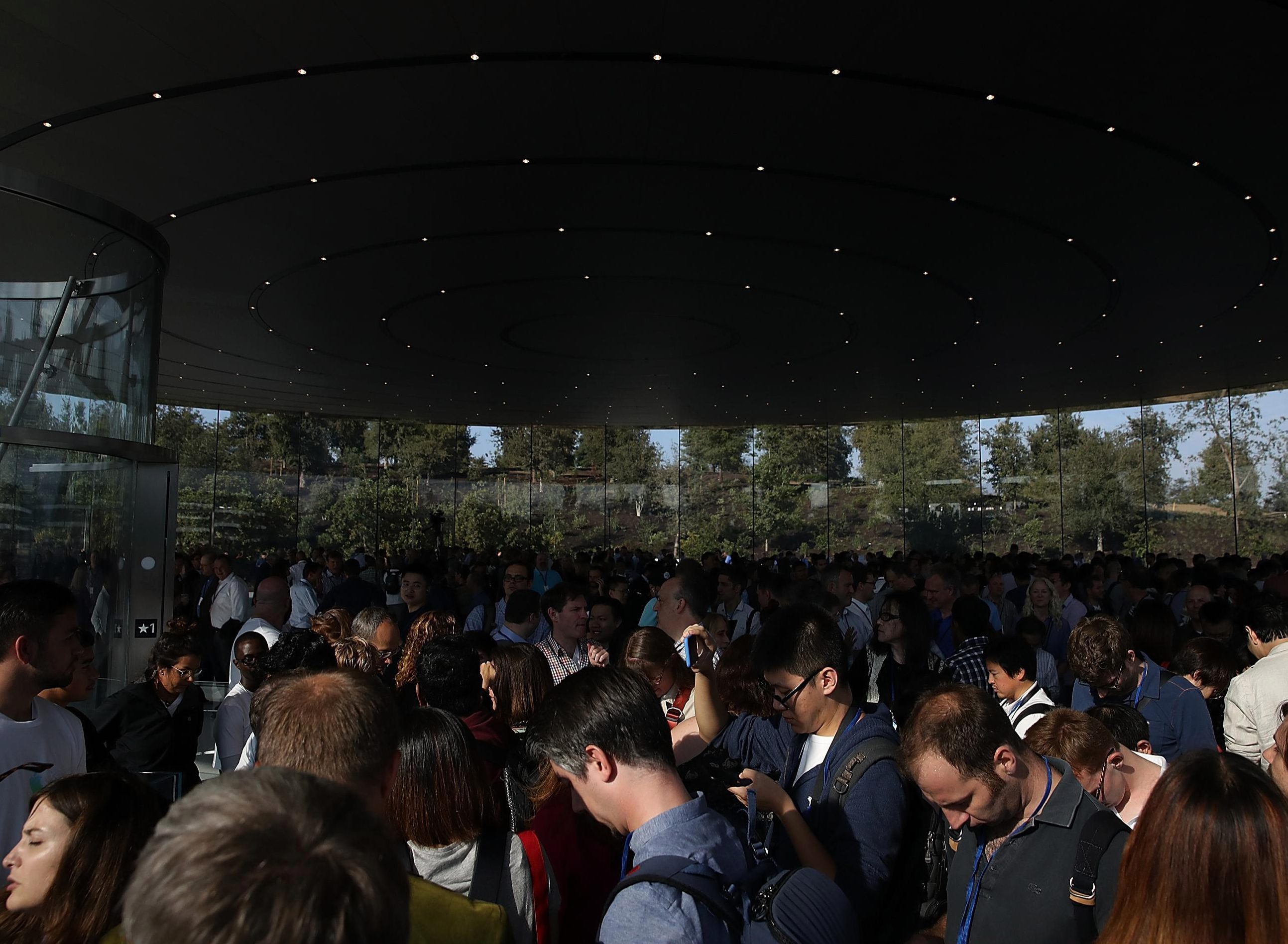  Media berkumpul untuk memasuki Steve Jobs Theatre untuk acara peluncuran iPhone khusus di Apple Taman