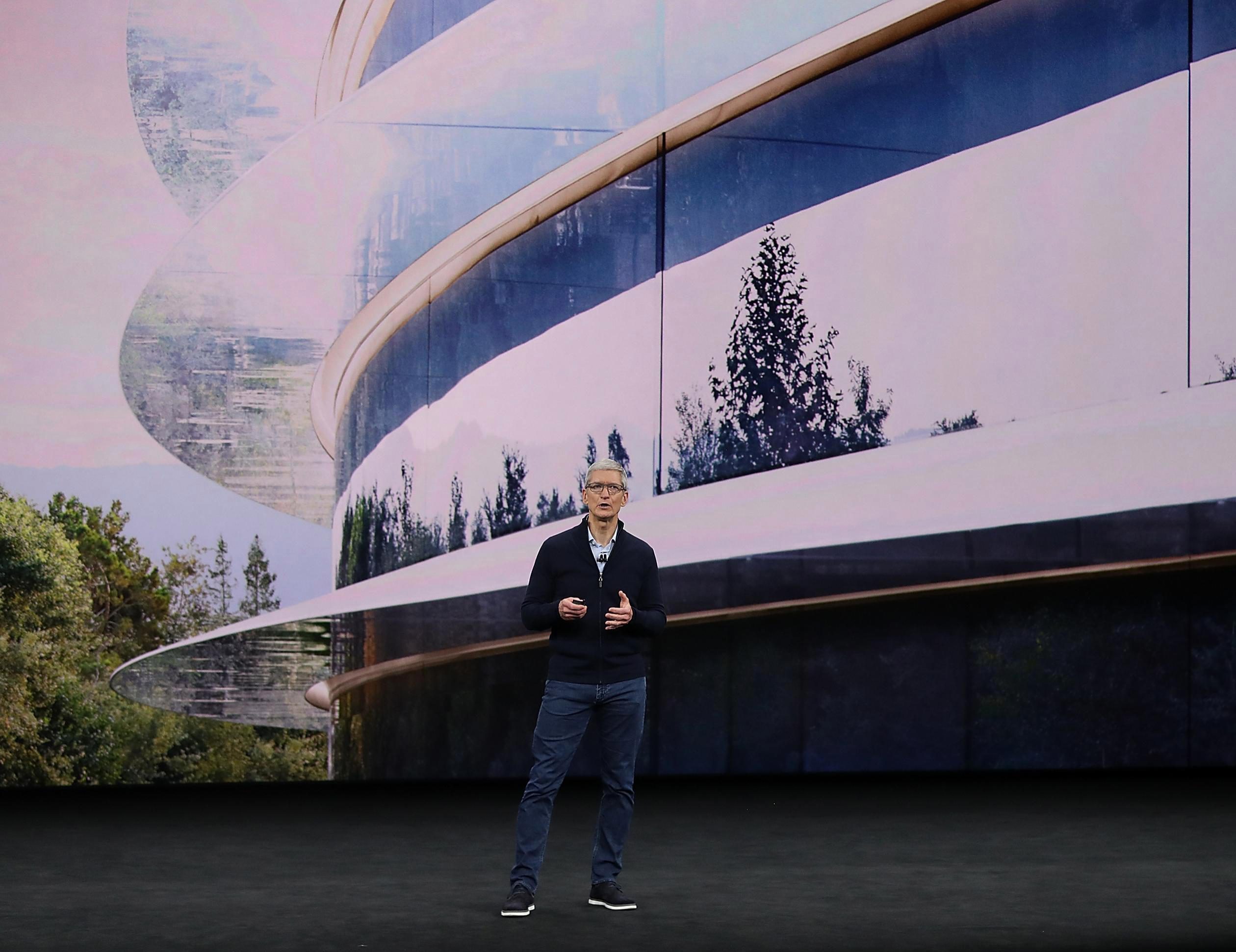  Apple CEO Tim Cook berbicara tentang latar belakang kampus baru pada pembicaraan iPhone