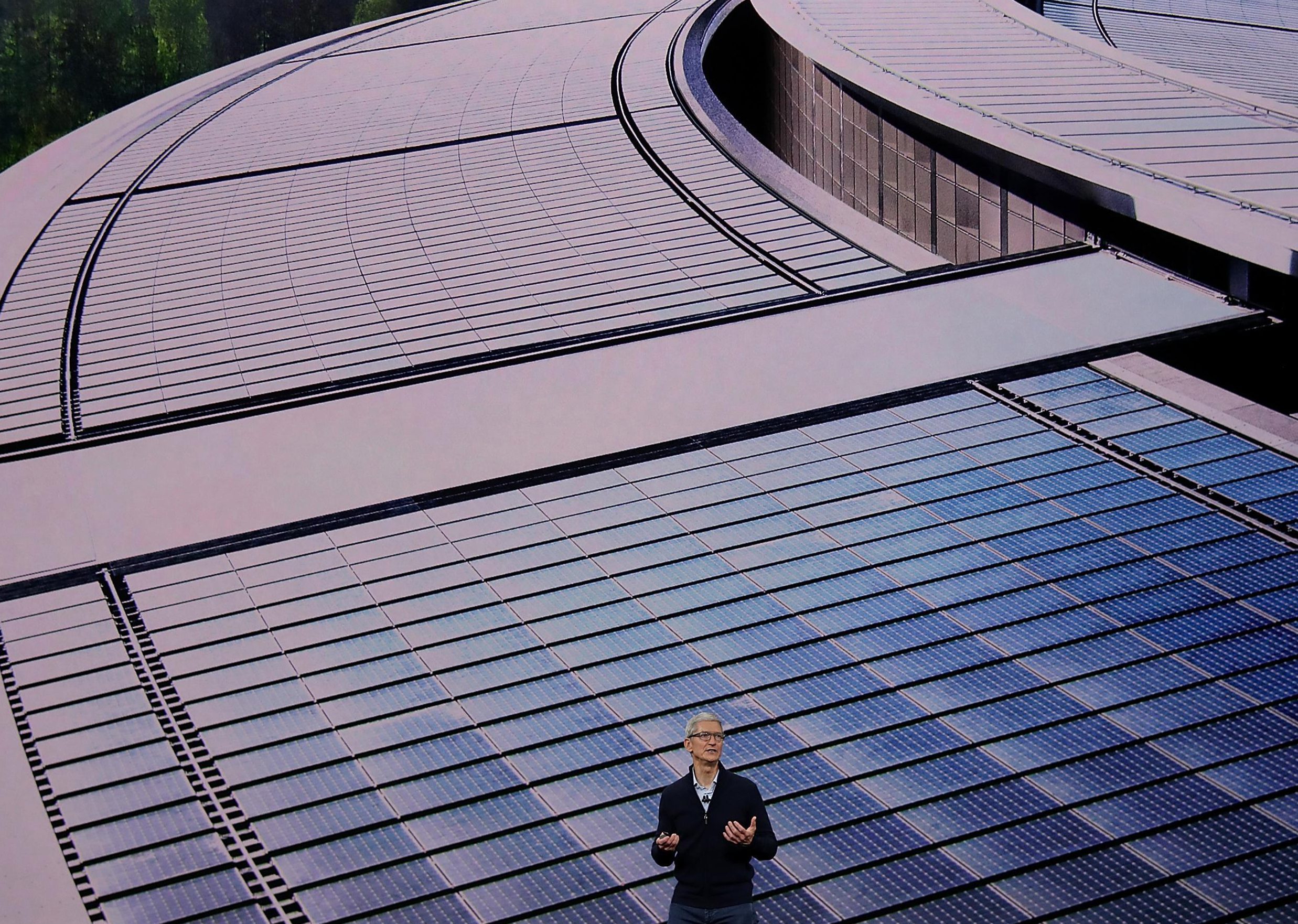 Apple CEO Tim Cook menjelaskan bagaimana situs ini ditenagai oleh energi terbarukan 100%, termasuk 17 megawatt tenaga surya atap