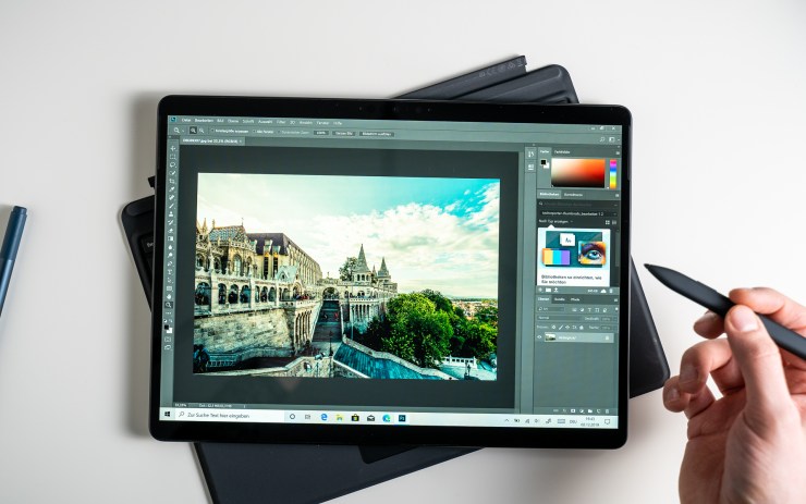 Microsoft Surface Pro X dengan Photoshop
