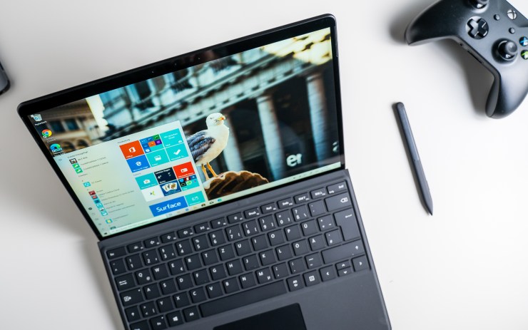 Microsoft Surface Pro X dengan keyboard dan pena