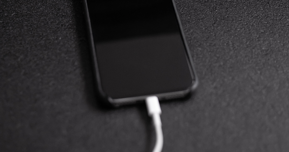 Pengisian iPhone dengan kabel petir