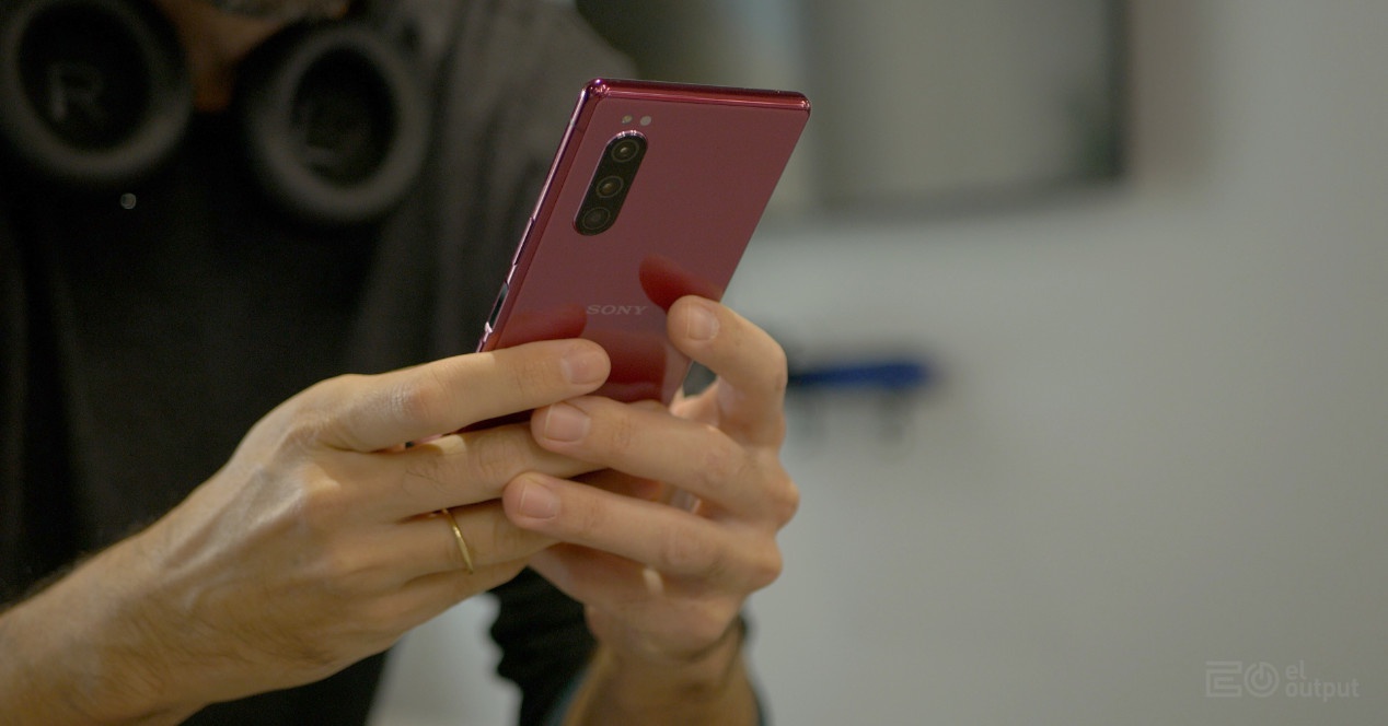 jenis smartphone dari Sony 5, analisis: telepon film, sekarang lebih kompak