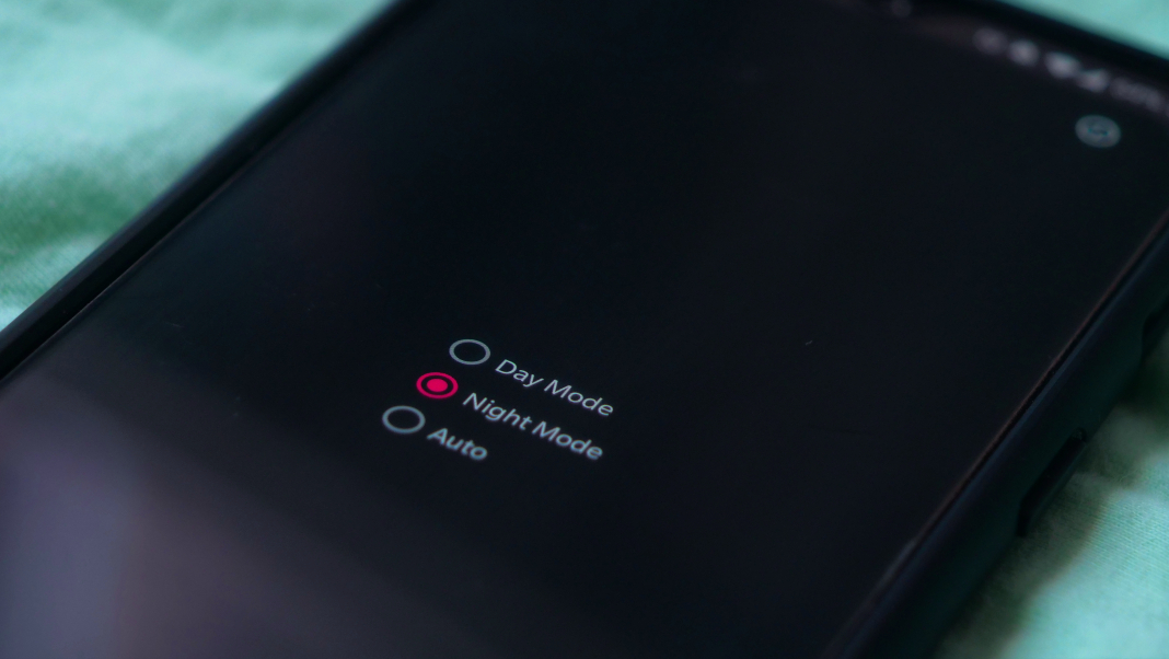 Hur man aktiverar Instagrams mörka läge utan Android 10