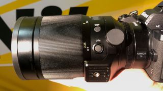 Nikon Nikkor Z 58mm f / 0.95 S Noct - tombol fungsi dan kerah tripod