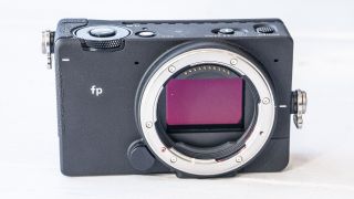 Sigma fp memiliki 24 sensor CMOS full-frame full-frame, kamera 6 megapiksel, dan menggunakan lensa L-mount.