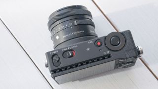 Sigma fp dengan lensa DN Contemporary kontemporer Sigma 45mm f2.8 DG