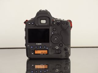 Tombol tombol pada Canon EOS-1D X Mark III sekarang menyala, bersama dengan LCD atas dan belakang