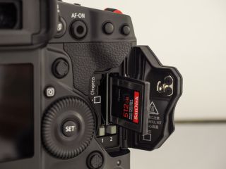 Canon EOS-1D X Mark III mendukung kartu CFexpress ganda - dan itu adalah wahyu!