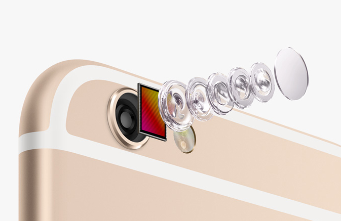 Perbandingan antara iPhone 6 dari Apple di depan Galaxy S5 dan Galaxy Samsung Alpha 5
