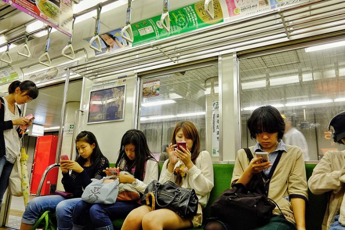 Jepang ingin melarang anak-anak dan remaja menggunakan ponsel setelah jam 10 malam 1