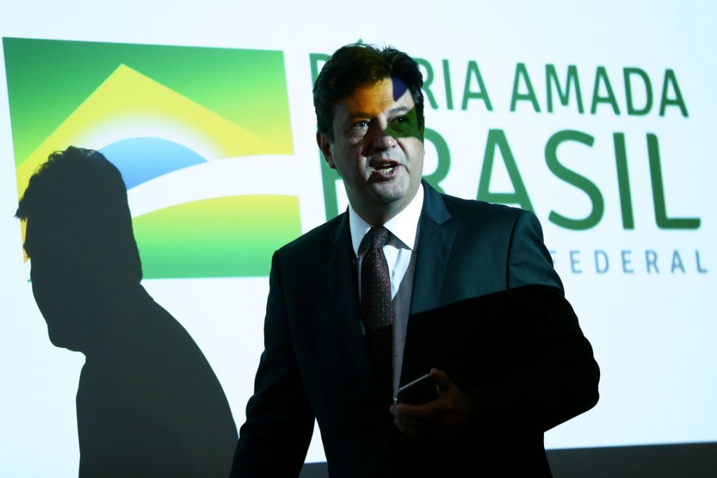 Menteri Kesehatan, Luiz Henrique Mandetta, selama konferensi pers untuk memperbarui buletin tentang coronavirus baru China 