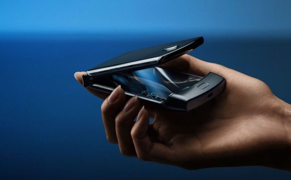 Motorola Razr yang ikonik kembali sebagai bagian dari Android dengan spesifikasi yang kurang memuaskan