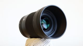 Lensa Sigma 30mm ini memiliki aperture maksimum f / 1.4, membuatnya sempurna untuk pemandangan cahaya rendah