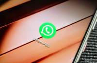Ikon aplikasi WhatsApp ditutup pada smartphone. Ini adalah gambar unggulan untuk aplikasi paling umum di android