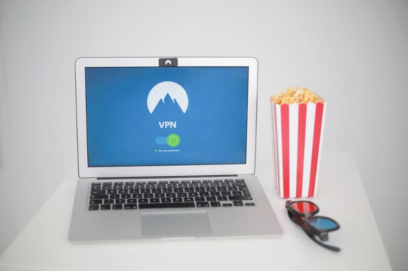 Un ordenador portátil con VPN para ver películas y series