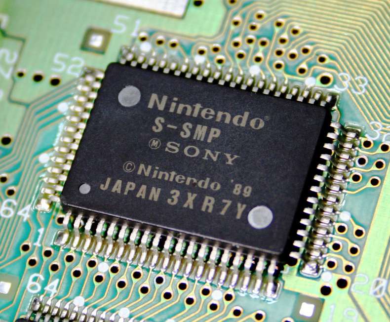 Prosesor utama (Ricoh), chip suara dan DSP (keduanya Sony) dari Super Nintendo Entertainment System