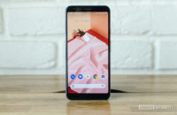 Google Pixel 3a XL di depan ponsel