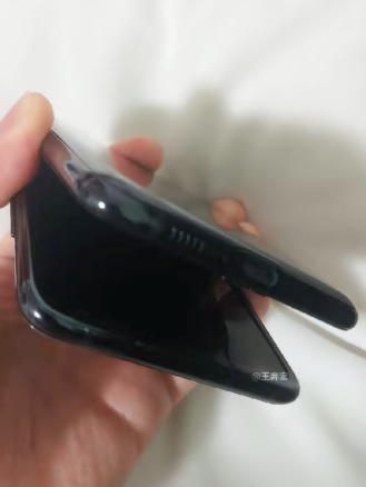 Samsung Galaxy Z Flip vs. Motorola Razr: В чем разница между этими двумя сгибами? 3