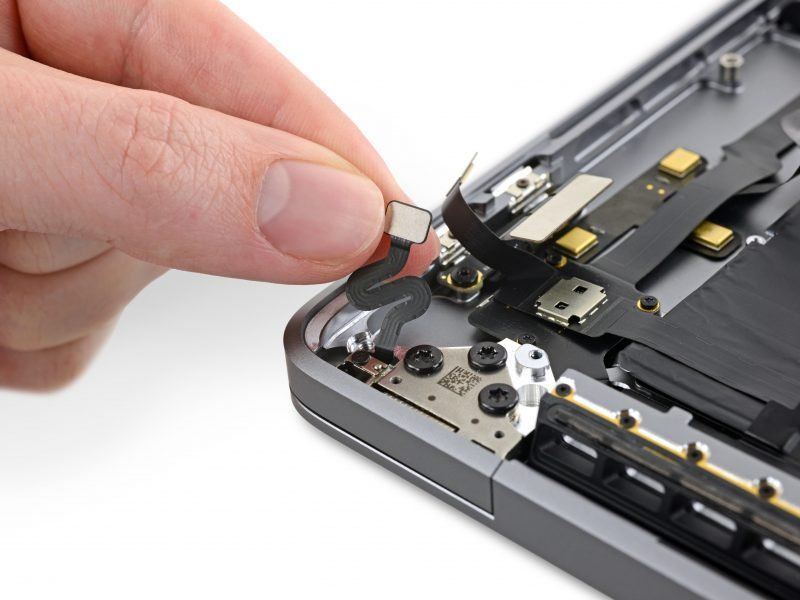 MacBook Pro 16-inci Memiliki Sensor Sudut Tutup Misterius Baru