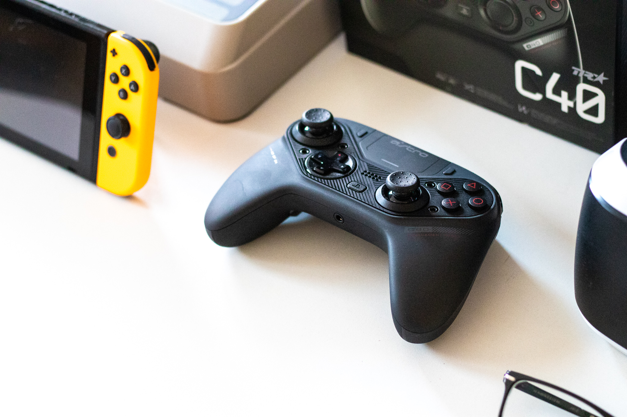Pengaturan analog dari PlayStation atau Xbox? Kontroler Astro C40 TR menawarkan kedua pengaturan ini - tinjauan 1