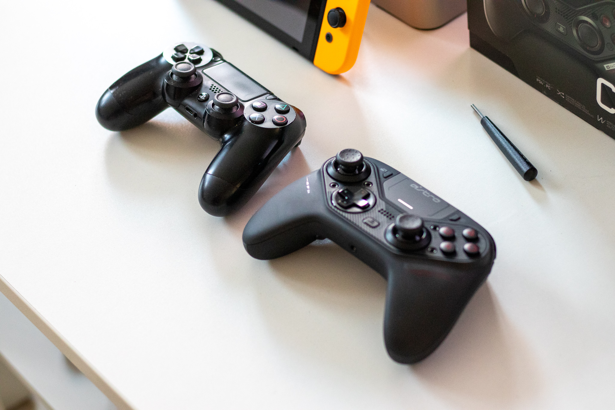 Pengaturan analog dari PlayStation atau Xbox? Kontroler Astro C40 TR menawarkan kedua pengaturan ini - tinjauan 10
