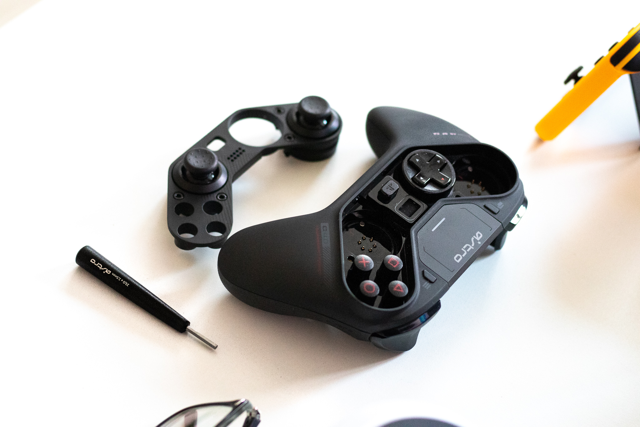 Pengaturan analog dari PlayStation atau Xbox? Kontroler Astro C40 TR menawarkan kedua pengaturan ini - tinjauan 12